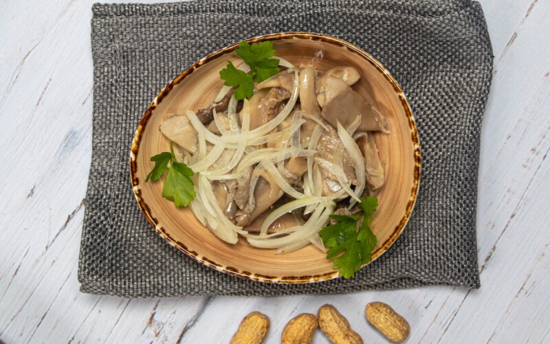 Грибы маринованные