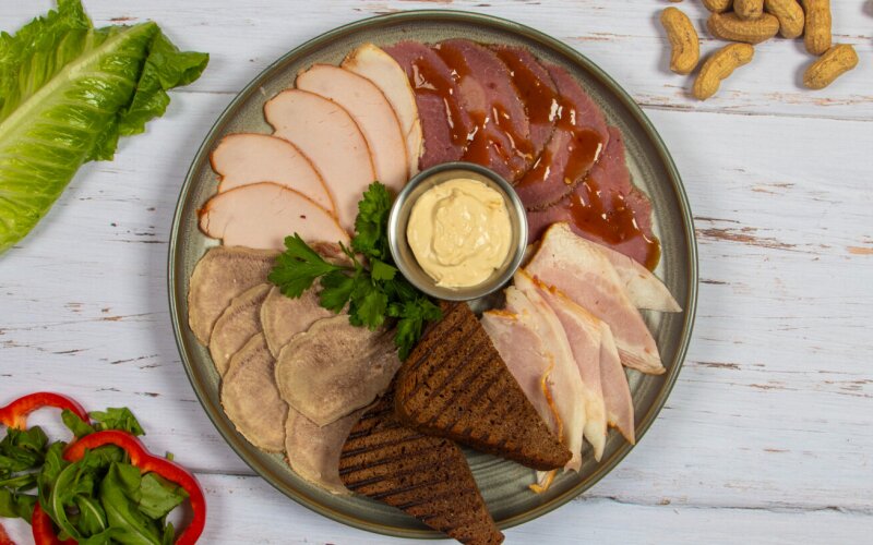 Мясная тарелка с копченостями