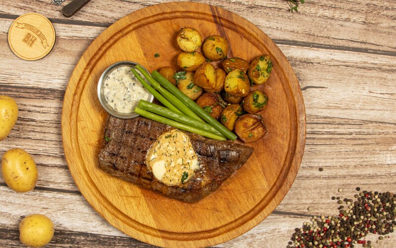 Фланк стейк с картофелем с чесноком и зеленью