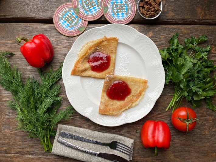 Блины с малиновым вареньем
