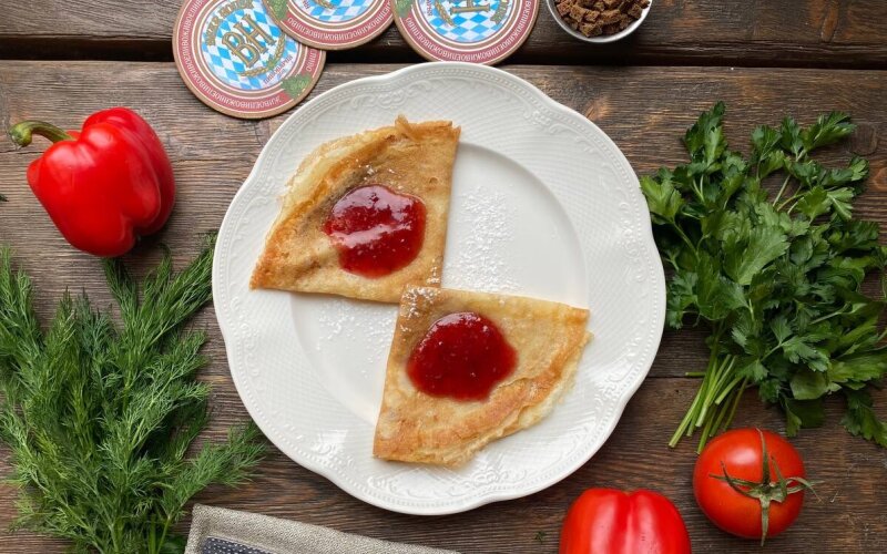 Блины с малиновым вареньем