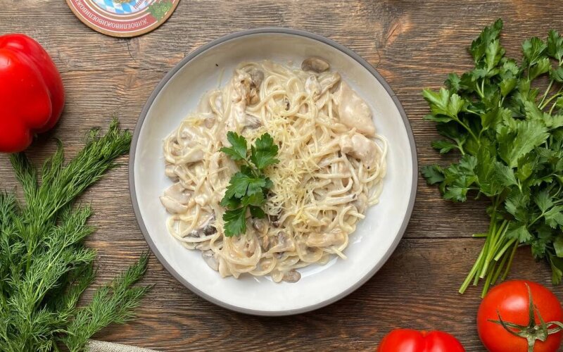 Паста с куриной грудкой и грибами