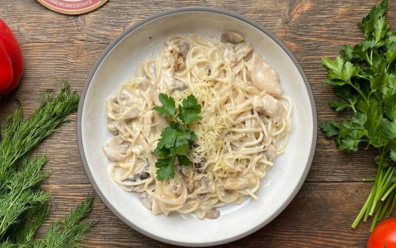 Паста с куриной грудкой и грибами