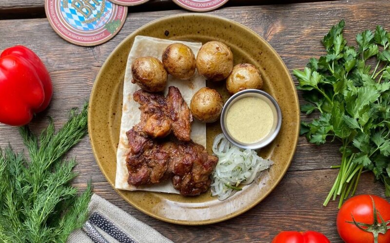 Шашлык из свинины с гарниром