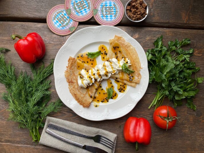 Блины с кремом и маракуйей