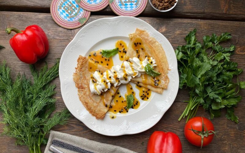 Блины с кремом и маракуйей