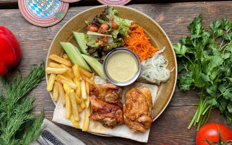 Шашлык из курицы с гарниром