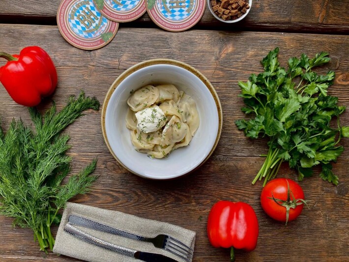 Пельмени мясные со сметаной