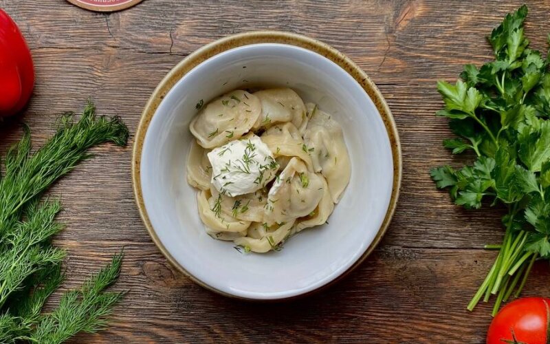 Пельмени мясные со сметаной