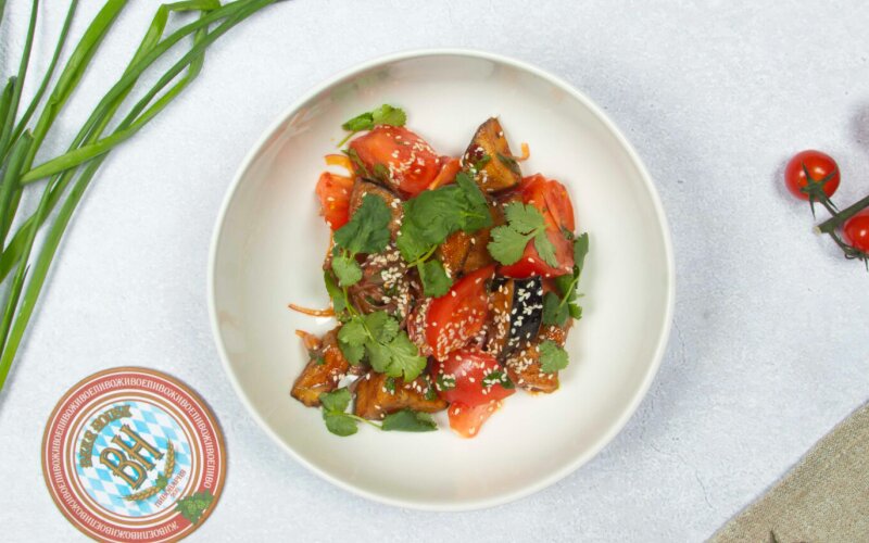 Салат с баклажанами и томатами