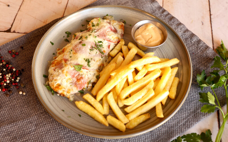 Говядина запеченная с помидорами под сыром с картофелем фри