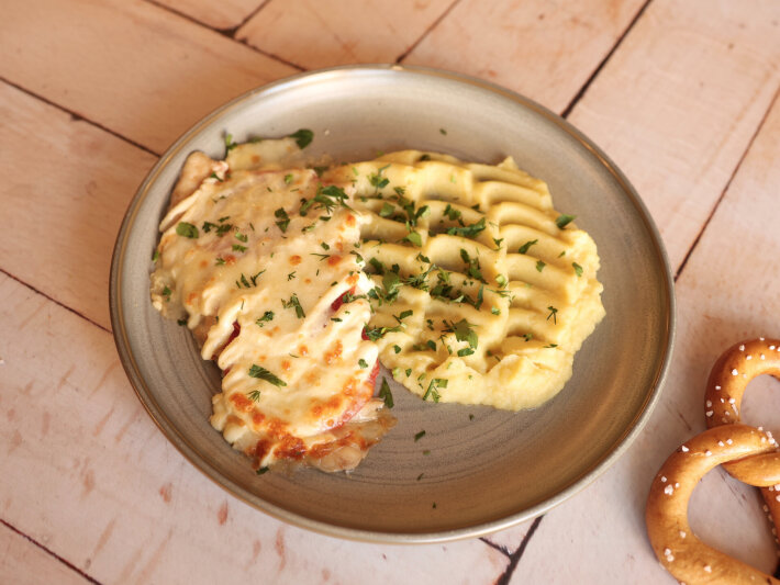 Куриная грудка под сыром с картофельным пюре