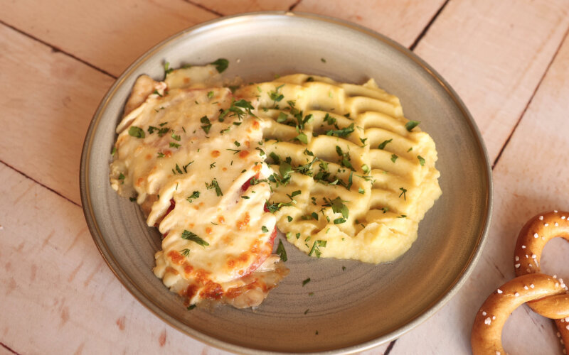 Куриная грудка под сыром с картофельным пюре