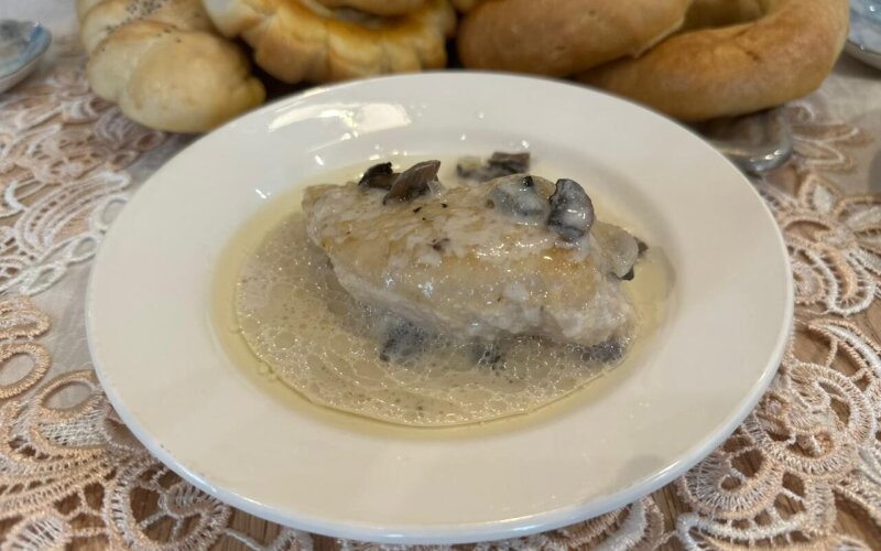 Курица в сливочно-грибном соусе