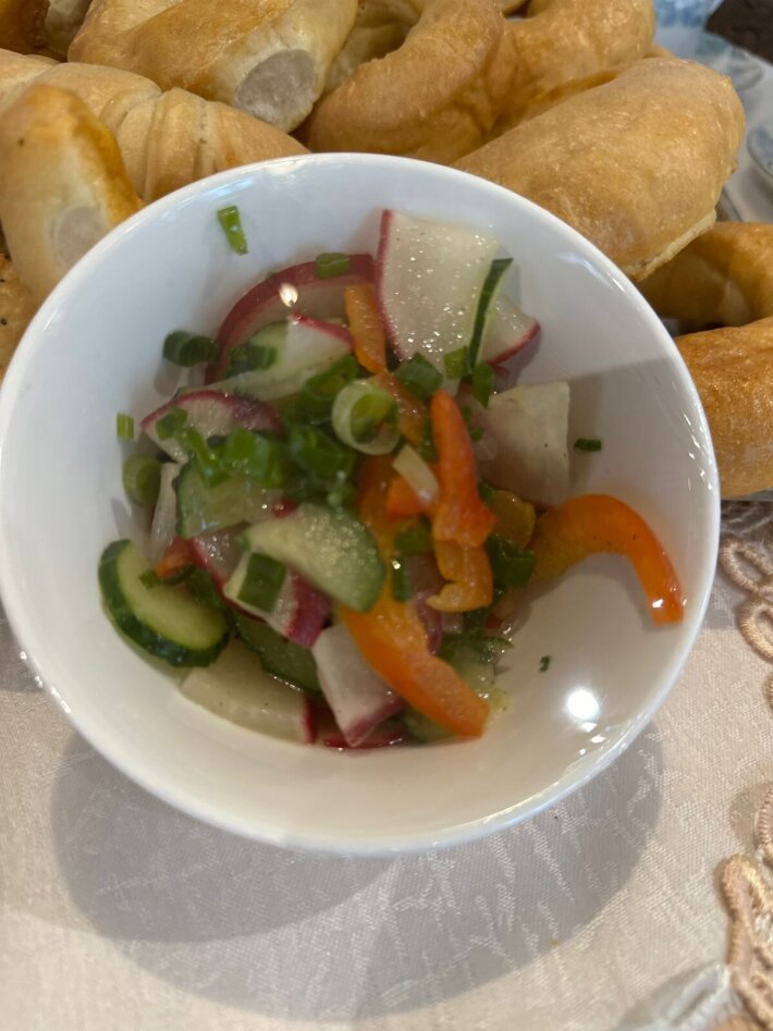 Салат с редисом и огурцом