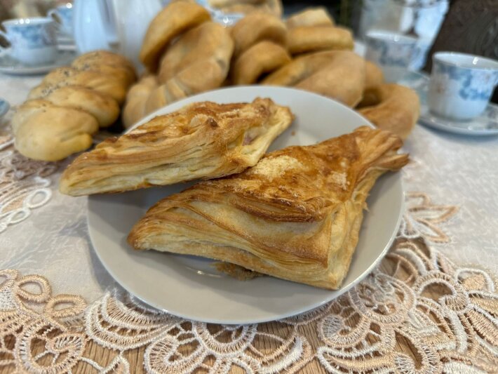 Слойка с яблоком