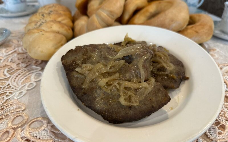 Печень говяжья с луком