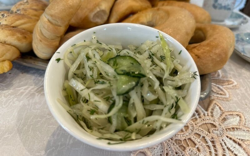 Салат с капустой и огурцом