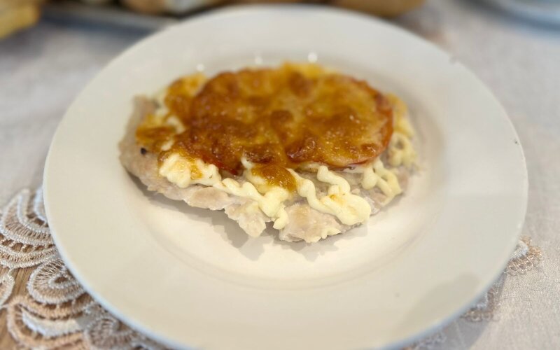Курочка с помидорами и сыром