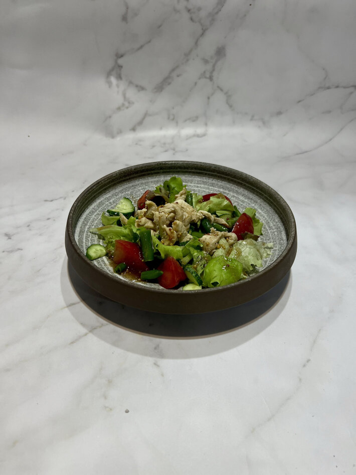 Салат с курицей и соусом от шефа