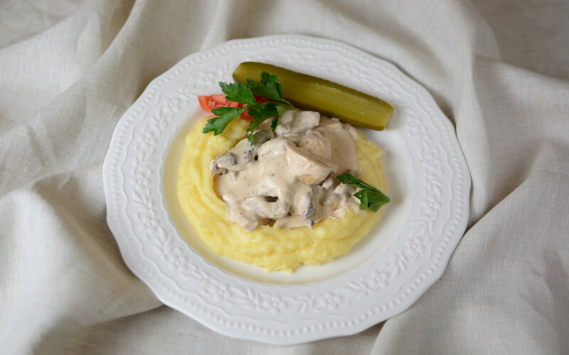 Вырезка телятины с грибами и пюре