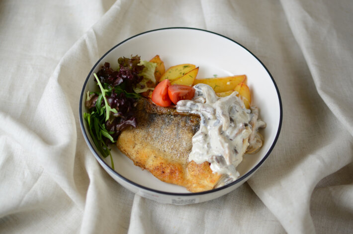 Филе судака в сливочно-грибном соусе