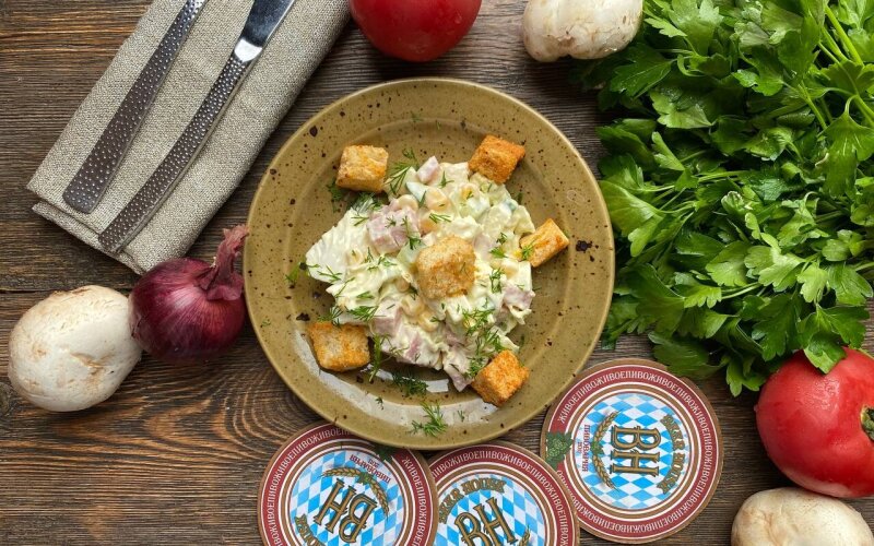 Салат с ветчиной и пекинской капустой