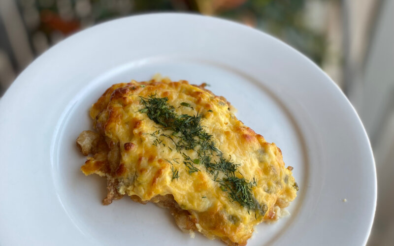 Куриная отбивная с луком