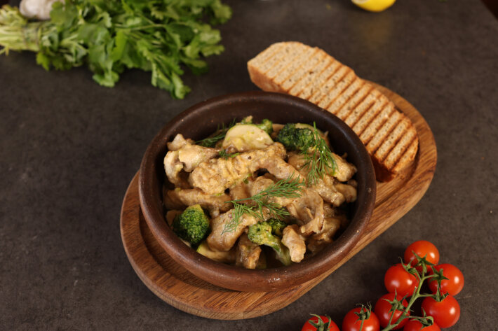Фишстроганов из сома с овощами