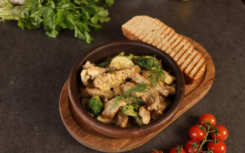 Фишстроганов из сома с овощами