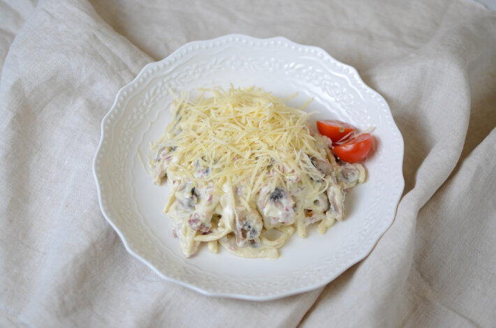 Паста карбонара с беконом и грибами