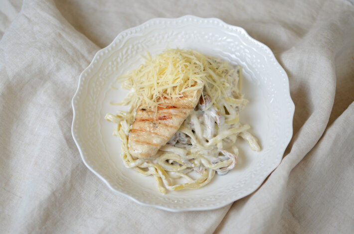 Паста с куриной грудкой и грибами в сливочном соусе