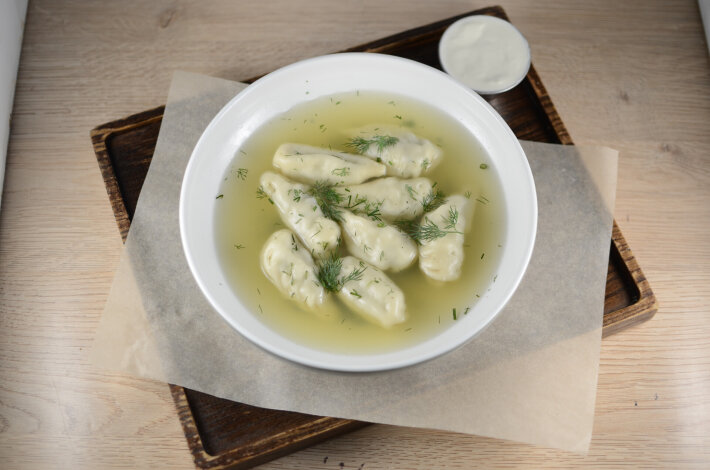 Пельмени из судака с бульоном и укропом