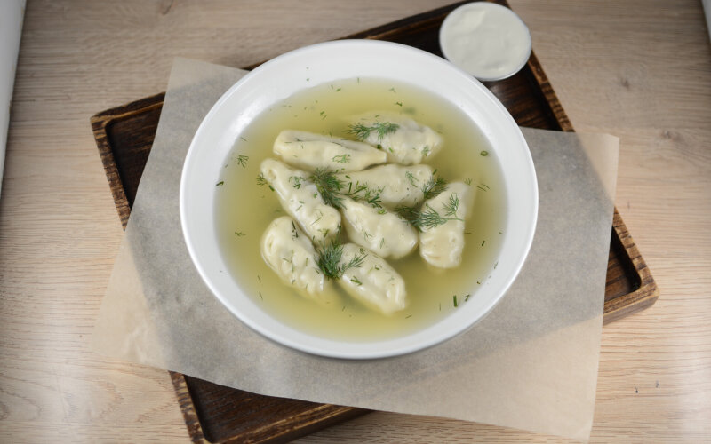 Пельмени из судака с бульоном и укропом
