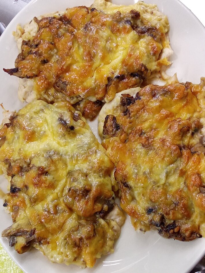 Курочка с грибами под сыром