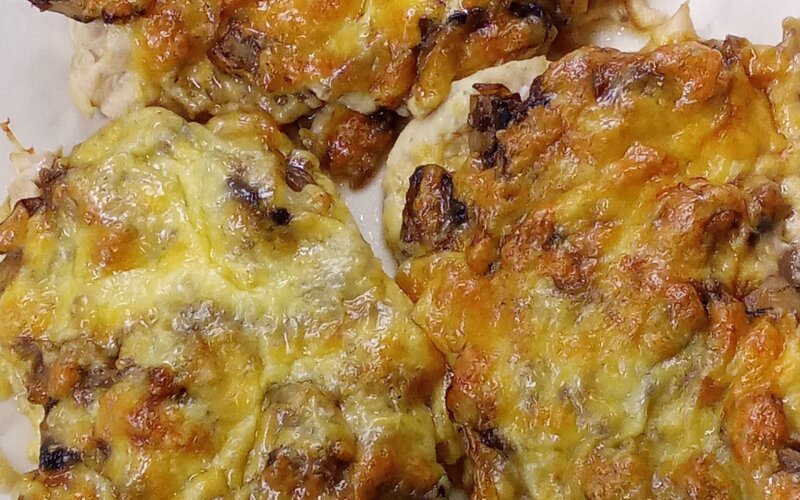 Курочка с грибами под сыром