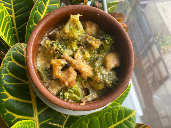 Горшочек с курицей и брокколи
