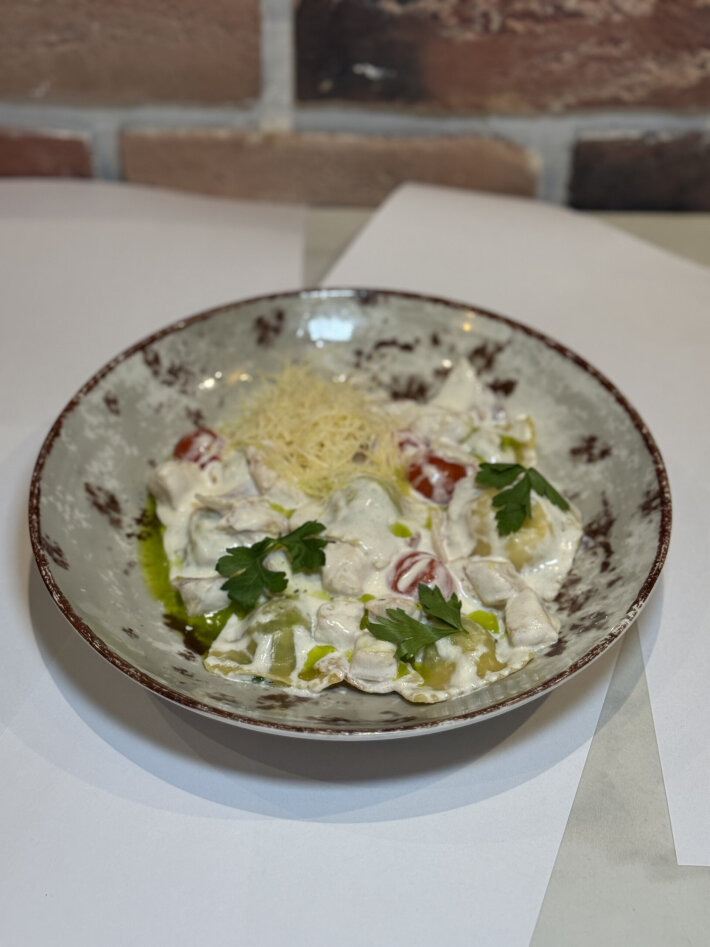 Равиоли с куриной грудкой и беконом