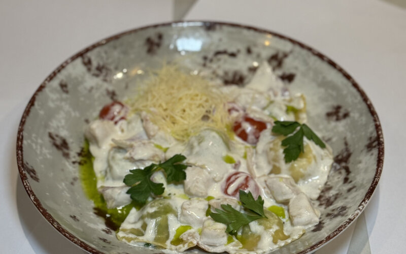 Равиоли с куриной грудкой и беконом