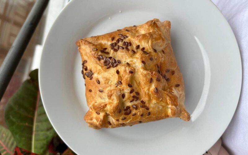 Слойка с ветчиной и сливочным сыром