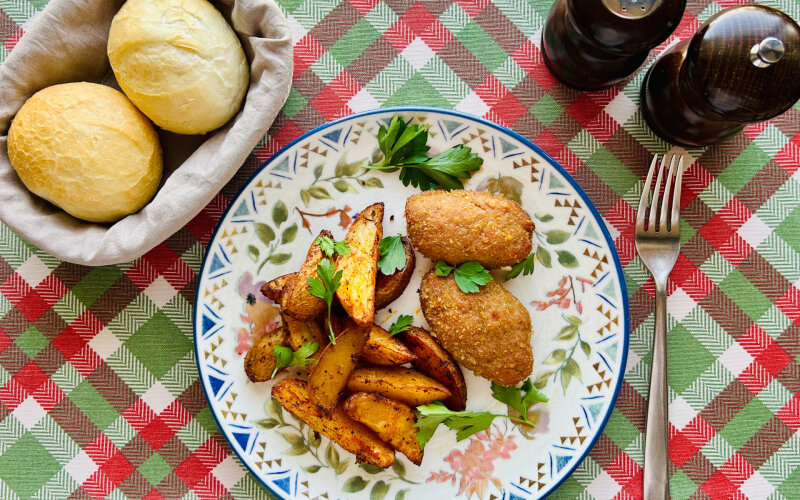 Биточки из астраханской рыбы с сыром и картофельными дольками