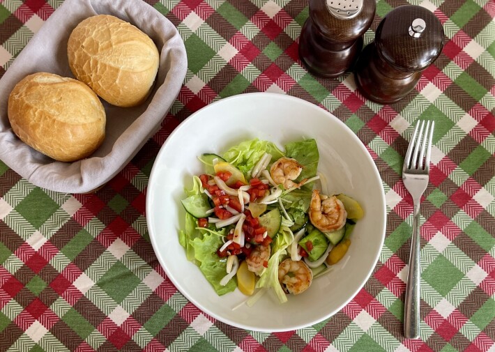 Салат с кальмаром и креветками