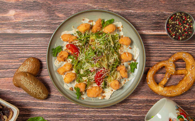 Салат с поп-корном из креветок