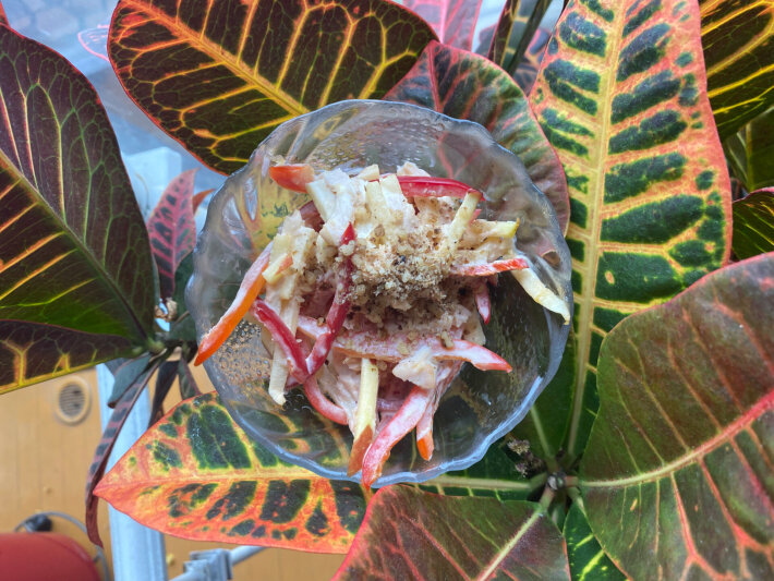 Салат копченая курочка с яблоком