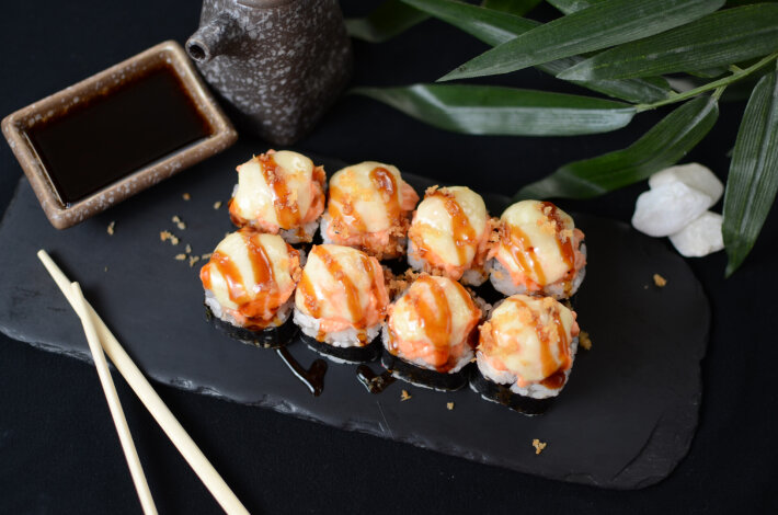 Сакура с тартаром из лосося