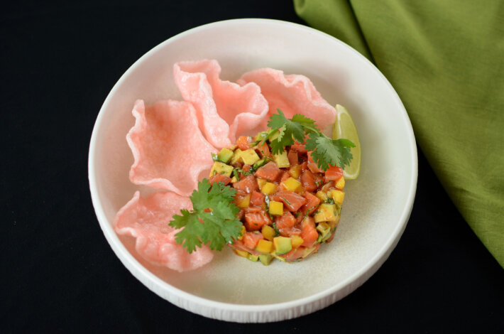 Тартар из семги с креветочными чипсами