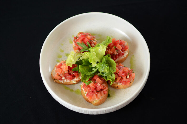 Брускетта с лососем