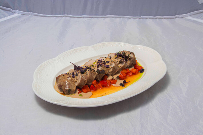 Медальоны с тар-тар из печеного перца