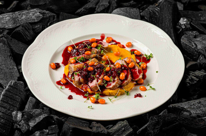 Утиная грудка с тыквенным пюре под брусничным соусом