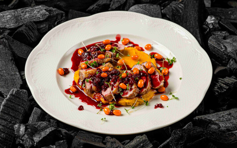 Утиная грудка с тыквенным пюре под брусничным соусом